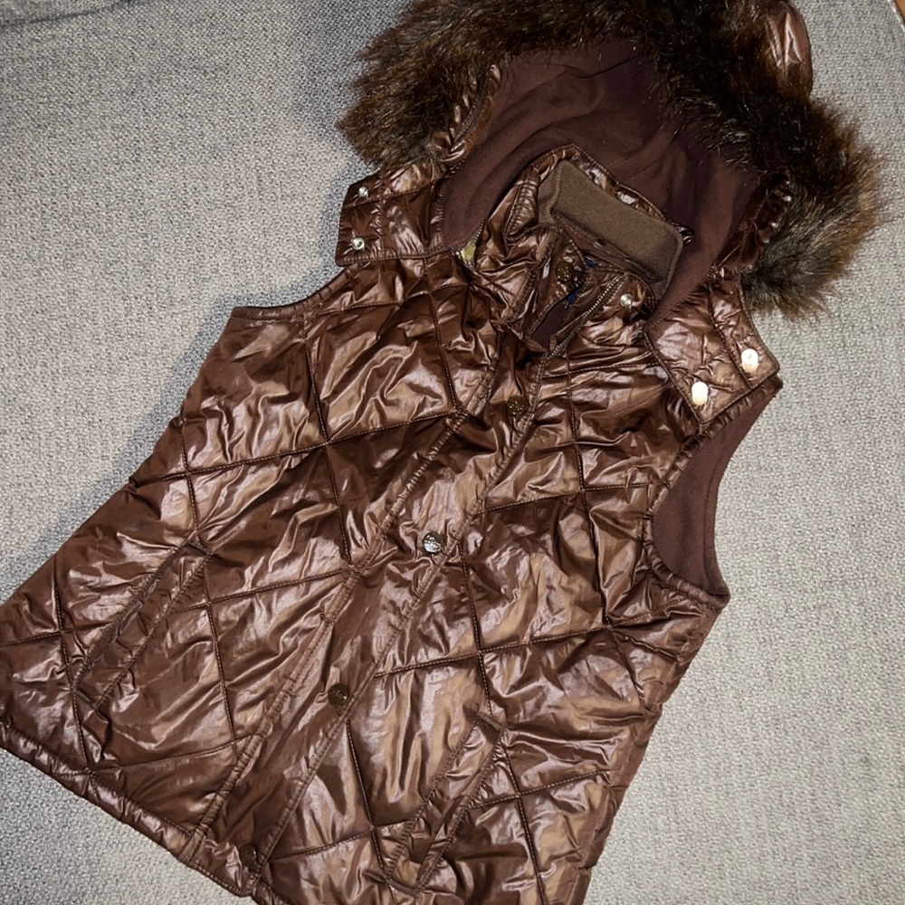 GAP KIDS Puffer vest w/removable hood & fur zips off of hood. EUC Lined